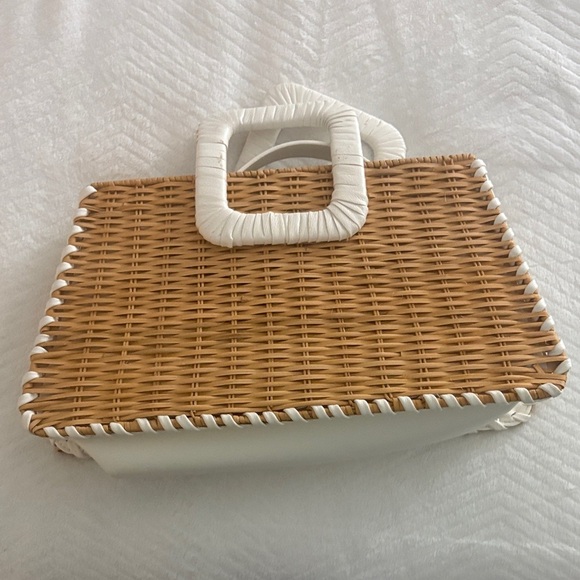 White and Tan Woven Handbag - Picture 2 of 7
